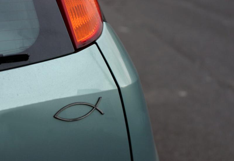 Znate li što znači simbol ribe na automobilima?